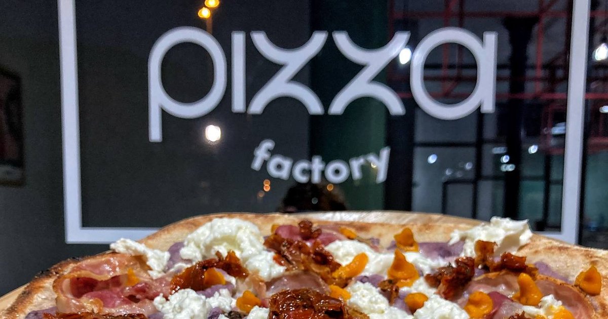 Pizza davanti all'insegna di Pizza Factory